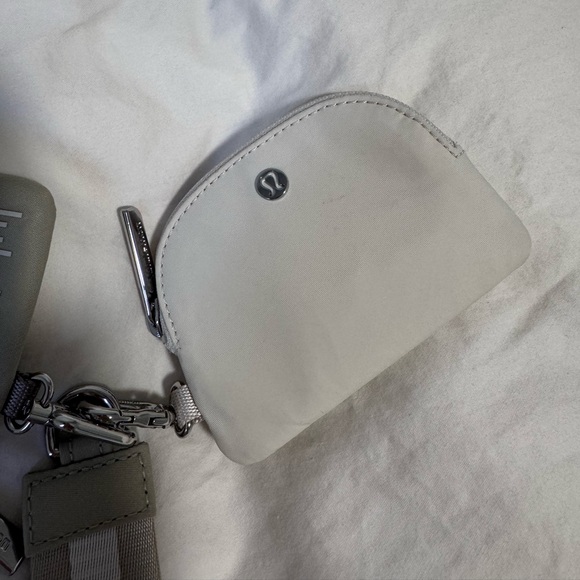 Lululemon Dual Pouch Wristlet Bay Leaf/Light Vory - Picture 2 of 3